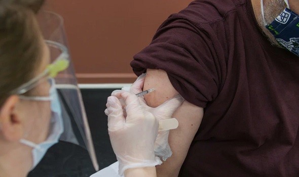 المغرب اليوم - فيصل عزيزي يعلن أنة “ضد إجبارية التلقيح” بالرغم من حصولة علي اللقاح