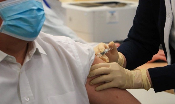 المغرب اليوم - خبراء مغاربة يدعُون إلى سرعة تلقي الجرعة الثالثة من اللقاحات للتصدي لمتحورات 