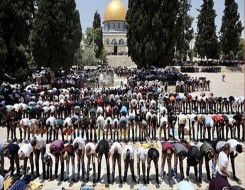 المغرب اليوم - عشرات الآلاف من الفلسطينيين يؤدون صلاة الجمعة في رحاب المسجد الأقصى