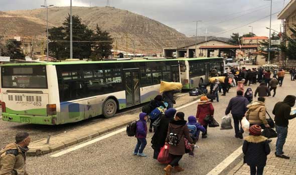 المغرب اليوم - عشرات اللاجئين يعودون من لبنان لسوريا