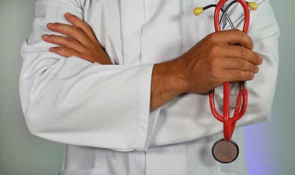 المغرب اليوم - تأجيل محاكمة الطبيب المصري بقضية 