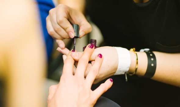 المغرب اليوم - ألوان طلاء أظافر مثالية لمناسبات الشتاء