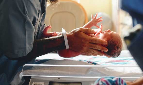 طبيب متخصص يوضح  أسباب نزيف السرة عند الطفل حديث الولادة