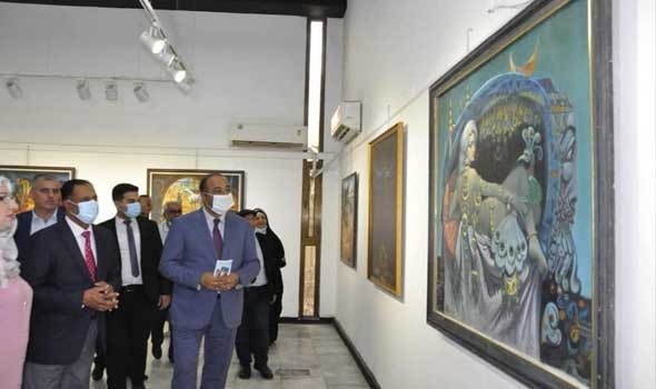 المغرب اليوم - الفنان التشكيلي النافي يعود إلى أحضان المعارض في مراكش بعد إحراقه للوحاته