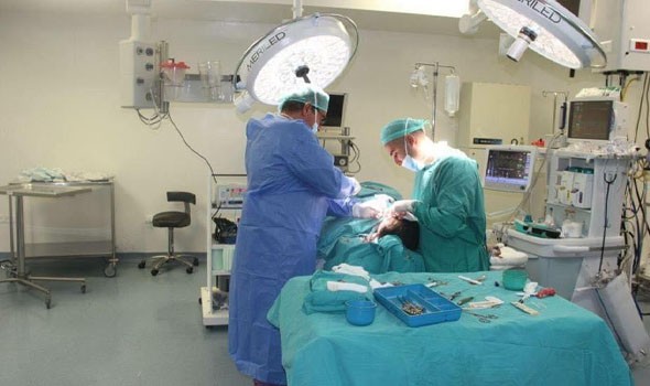 المغرب اليوم - الفنان المغربي عبد الله فركوس يجري عملية جراحية في القلب