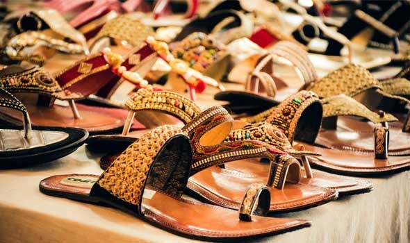 المغرب اليوم - الأحذية المزينة بالجواهر موضة هذا العام