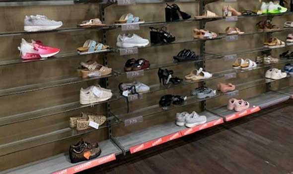 المغرب اليوم - الأحذية النيون الملوّنة موضة شتاء 2022