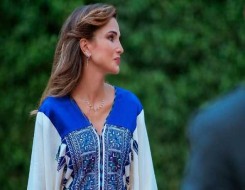 المغرب اليوم - الملكة رانيا أيقونة للموضة بملابسها العصرية التي تحمل لمحة من الأصالة