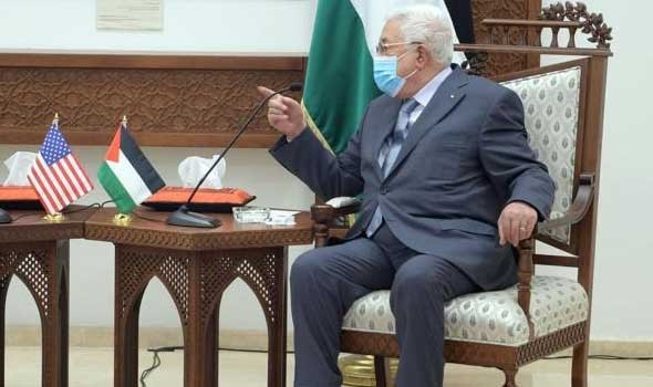 المغرب اليوم - محمود عباس يصل إلى القاهرة للمشاركة في 