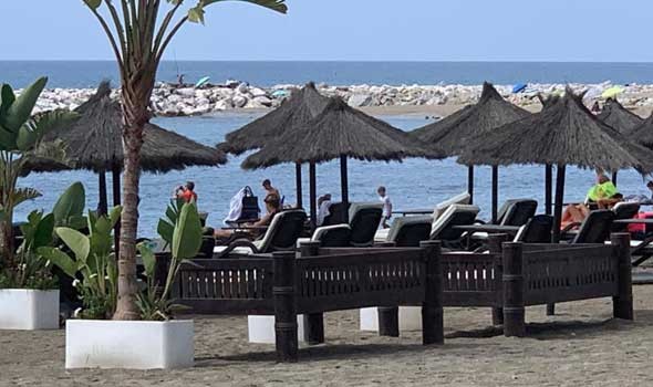 المغرب اليوم - شاطئ الوليدية ملاذ السياح والمصطافين للاحتماء من حر الصيف