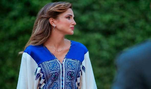 المغرب اليوم - الملكة رانيا تتألق بإطلالة أنيقة بالقفطان المغربي