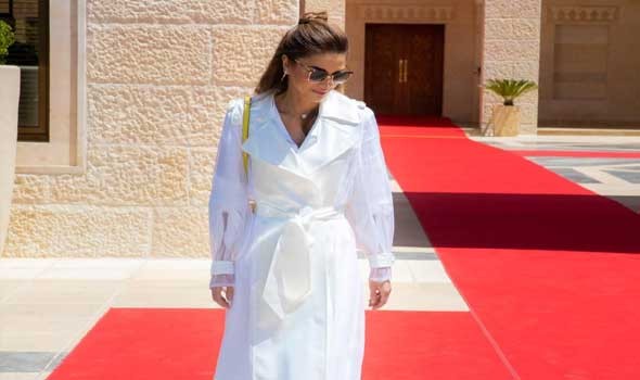 المغرب اليوم - الملكة رانيا تتألق بالأحمر في أحدث إطلالاتها