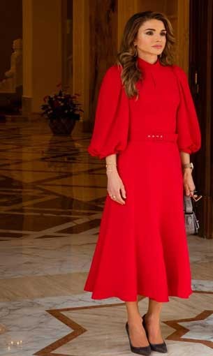 المغرب اليوم - أجمل إطلالات الملكة رانيا باللون الأحمر
