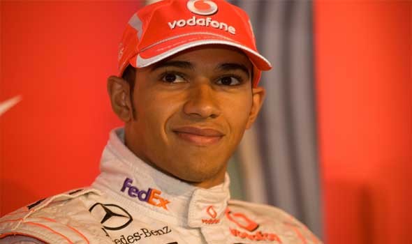 هاميلتون يتفوق في التجارب الحرة الأولى لسباق جائزة السعودية للفورمولا واحد