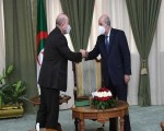 المغرب اليوم -  رئيسا الحكومة الجزائرية والمجلس الرئاسى الليبى يبحثان آفاق حل الأزمة الليبية1656127/39