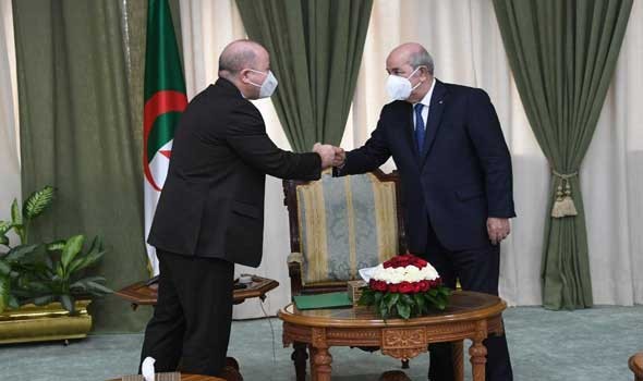 المغرب اليوم -  رئيسا الحكومة الجزائرية والمجلس الرئاسى الليبى يبحثان آفاق حل الأزمة الليبية