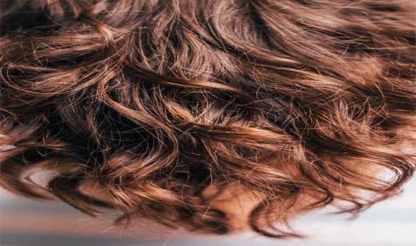المغرب اليوم - طرق الحفاظ على الشعر الكيرلي والويفي أطول فترة ممكنة