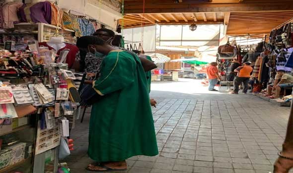 المغرب اليوم - خان الحرير في حلب أحد أقدم أسواق العالم تجاره يعودون إلى محالهم بعد إعادة ترميمه بعد حرب ضروس