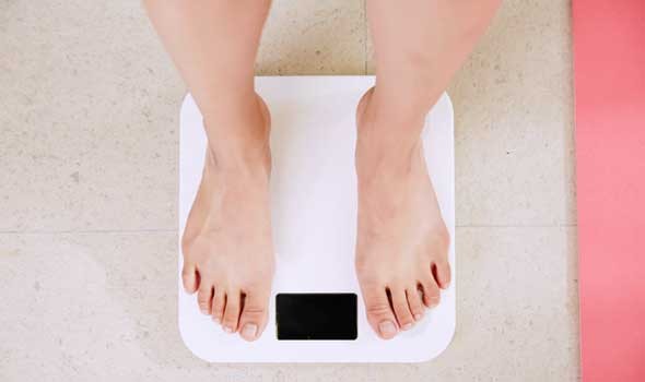 المغرب اليوم - أسباب زيادة الوزن أثناء وبعد انقطاع الطمث