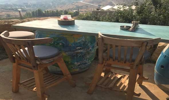 المغرب اليوم - مقارنة شاملة بين طاولات الحديقة الخشبية والزجاجية