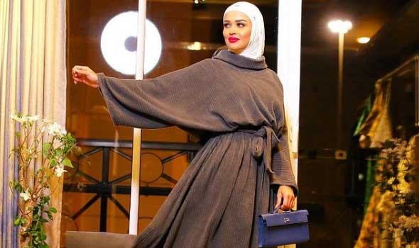 المغرب اليوم - أسرار تنسيق ملابس السهرة السوداء للمحجبات على طريقة مدونات الموضة
