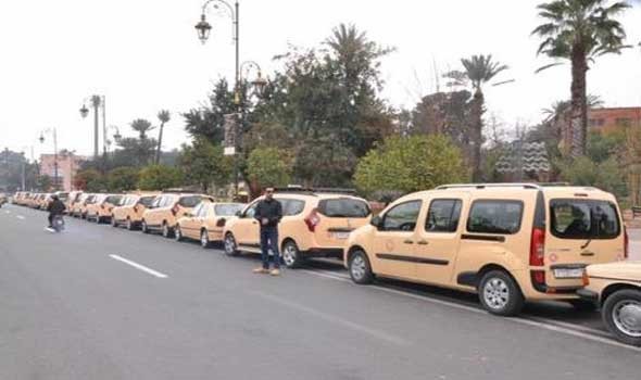 المغرب اليوم - سيارات الأجرة تحتج ضد قرار عاملي في خريبكة