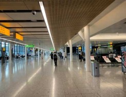 المغرب اليوم - أزمة في مطار هيثرو بسبب فشل كارثي بنظام الأمتعة أدى لتكدس الحقائب
