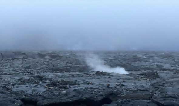 بركان ثائر في إندونيسيا يُهجّر سكان جزيرة بأكملها