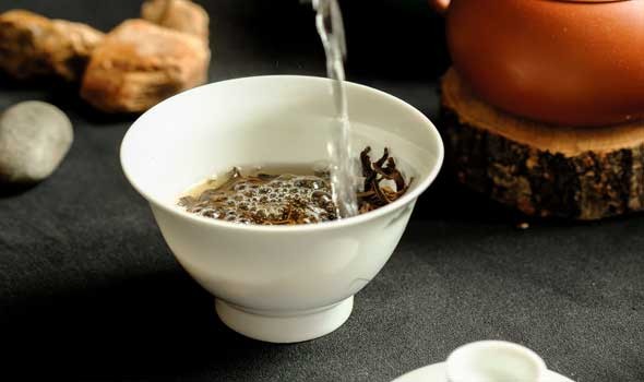 المغرب اليوم - فوائد وأضرار شاي غُصن البان أهمّها كبح 