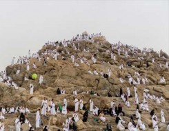 المغرب اليوم - الحجاج يؤدون الركن الأعظم من مناسك الحج بالوقوف على جبل الرحمة في يوم عرفة