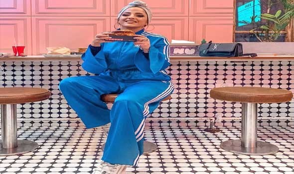 المغرب اليوم - أفكار لتنسيق اللون الأزرق الداكن للمحجبات