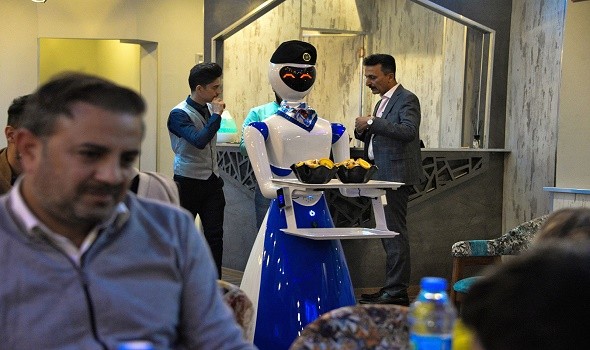 المغرب اليوم - روبوتات تقدم الأطباق داخل مطعم في الموصل العراقية