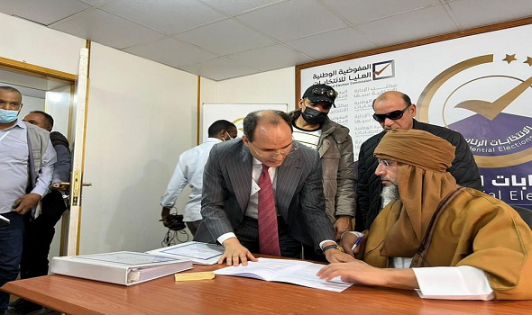 المغرب اليوم - سيف الإسلام القذافي يُقدم أوراق ترشحه لانتخابات الرئاسة الليبية في مقر مفوضية الانتخابات