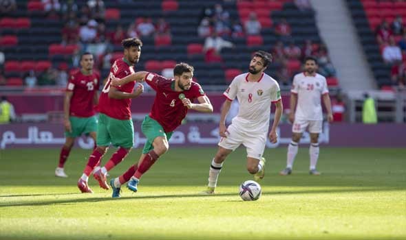 المغرب اليوم - لاعبا الأردن يقدمان الاعتذار لطارق السكتيوي