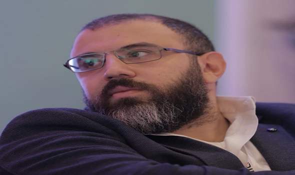 المغرب اليوم - بلينكن يمنح الصحافي رياض قبيسي جائزة لمكافحته الفساد في لبنان