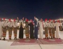 المغرب اليوم - السفير الياباني في الرياض يشارك وزوجته في رقص الدبكة بالزي السعودي