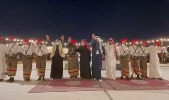 السفير الياباني في الرياض يشارك وزوجته في رقص الدبكة بالزي السعودي