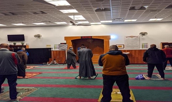 المغرب اليوم - مصلّون في مسجد كندي ينجحون في منع شاب مسلًح بفأس من الإعتداء عليهم وإعتقاله