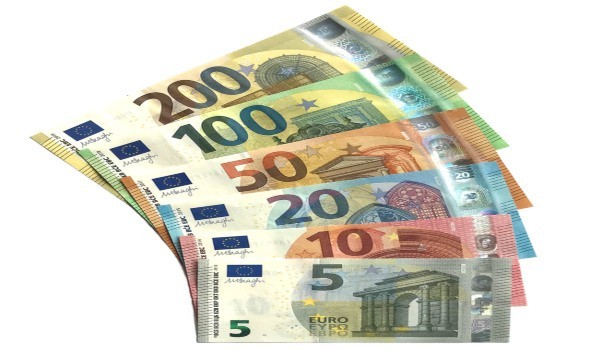 تراجع اليورو مع ترقب المستثمرين خفض المركزي الأوروبي للفائدة