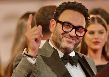 المغرب اليوم - رد غامض من أكرم حسني يربك الجمهور بعد تسريب فيديو إنسحابه من موقع التصوير