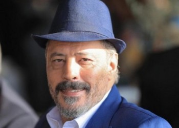 المغرب اليوم - عمرو عبد الجليل يتحدث عن أهم ما يلفته في المرأة وعلاقته بنجله الأكبر