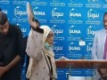 المغرب اليوم - إعلامية سودانية ترمي سياسياً بحذائها خلال مؤتمر صحافي