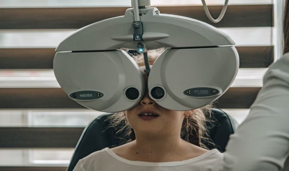 المغرب اليوم - العلماء يكشفُون سبب معاناة بعض الأطفال من أمراض العين في منتصف العمر