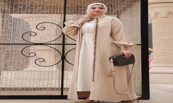 المغرب اليوم - موديلات عبايات باللون الكريمي من وحي مدونات الموضة لإطلالة ناعمة وراقية