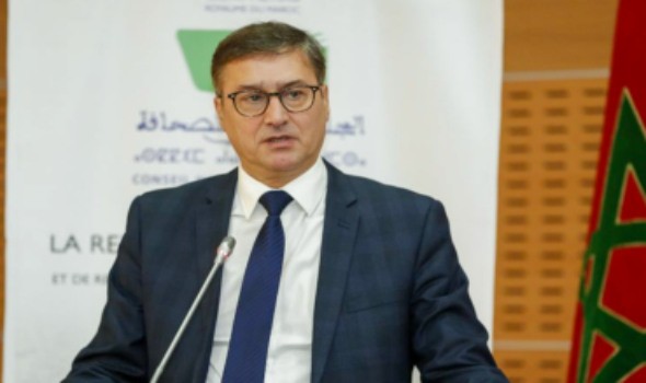 المغرب اليوم - يونس مجاهد يدعو لتغيير فلسفة مجالس أخلاقيات الصحافة ويؤكد وُجدت لحماية المجتمع لا لتنظيم المهنة فقط