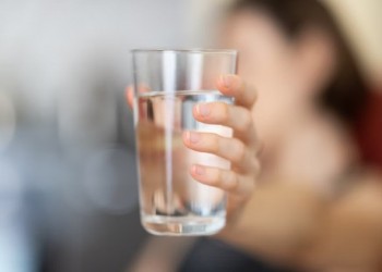 المغرب اليوم - الإفراط في شرب الماء قد يصيب الجسم بالتسمم