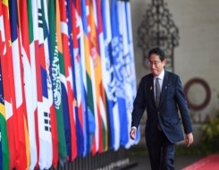 المغرب اليوم - رئيس وزراء اليابان يُعلن طرد نجله من منصبه بعد صور غير لائقة