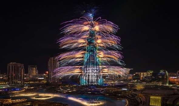 المغرب اليوم - برج خليفة يشهد عرضاً مبهراً للّيزر والضوء والألعاب الناريّة في احتفالات رأس السنة