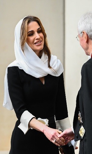 المغرب اليوم - الملكة رانيا تتألق بالأبيض والأسود في الفاتيكان