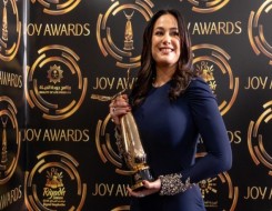 المغرب اليوم - هند صبري تهدي جائزة Joy Awards لزميلاتها
